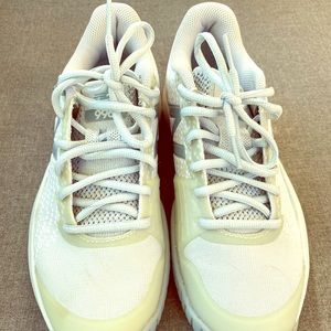 Women’s tennis gym shoes.  New balance 996